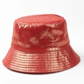 Dettaglio cappello alla pescatora rosso metallizzato in vernice riflettente e trame verticali - M (56-58cm) / Rosso