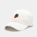 Détail de la broderie fraise sur une casquette de baseball en coton blanc pour le soleil - Réglable / Blanc
