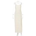 Detailweergave van witte halter maxi-jurk met getextureerde plooistof en slanke pasvorm - S / Abrikoos