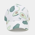 Detailopname van witte honkbalpet met avocado-patronen en handgeschreven tekst - Wit