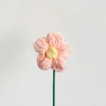 Handgehäkelte Pusteblume in Rosa und Gelb mit grünem Stiel auf weißem Hintergrund - Hellrosa