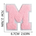 Vista dettagliata della toppa lettera M in ciniglia rosa 7cm con misure precise - Lettera singola M / Rosa