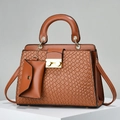 Vista dettagliata della trama intrecciata marrone su borsa con piccola custodia rimovibile - 27cmx12cmx20cm / Giallo ocra