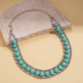 Primer plano del collar bohemio de resina con detalles de incrustaciones de strass brillantes - Collar-Azul