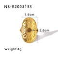 Detalle de anillo de acero bañado en oro 18k con textura solar y piedra ojo de tigre - Estilo Ovalado Tallado (NB-R2023133)