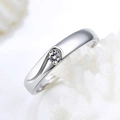 Anillo de pareja minimalista en plata con una piedra redonda brillante en engaste de tensión - Abierto Ajustable / Estilo Masculino (Cobre Blanco Chapado en Oro Blanco)