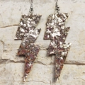 Dettaglio di orecchini a forma di fulmine con paillettes dorate su pietra naturale - Paillettes Oro