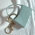 Dettaglio del portachiavi mini borsa in pelle verde menta con chiusura in metallo oro - Azzurro