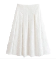 Dettaglio del tessuto bianco con frange di piume di questa elegante gonna midi a trapezio - S / Gonna Bianca
