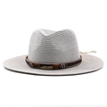 Dettaglio cappello di paglia grigio chiaro con fascia di perline e ciondolo a piuma - M(56-58cm) / Grigio