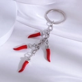 Porte-clés avec pendentifs piment rouge en émail sur un fond de soie blanche élégant - Grappe de piment rouge A
