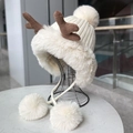 Gorro de invierno de felpa blanca con astas marrones y pompones suaves de piel sintética fina - Gorro de Peluche con Orejeras y Astas / Blanco