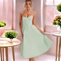 Détail de la robe mi-longue vert clair dos nu avec taille ajustée et fines bretelles - Vert clair