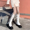Scaldamuscoli bianchi in maglia stile Y2K con zip mostrati in un ambiente urbano all'aperto - Bianco