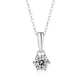 Dettaglio del ciondolo in moissanite rotonda da 1 carato con classica montatura a sei griffe - P9532 Collana con diamante da laboratorio da 0,5 carati / Argento