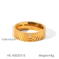 Makroansicht eines goldenen Edelstahlrings mit vertikaler Textur und einem Diamanten - Vertikaler Streifen Runder Zirkon Stil (HC-R30373-6)