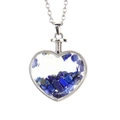 Vista detallada del colgante de corazón con piedras naturales azules y cadena de plata - Plata+Lapislázuli