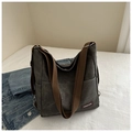 Dettaglio della grande borsa tote in tela grigio scuro con tracolla in tessuto marrone - Nero