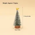 Mini albero di Natale verde con stella d'oro, effetto neve e base in legno, altezza 11,3 cm - 1 Pezzo Albero di Natale con Stella