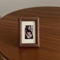 Marco de fotos minimalista en madera de nogal para mesa con vetas de madera naturales - Clásico / 3 Pulgadas (5.5*8.5cm) [con Imán] / Nogal Negro