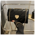 Bolso bandolera acolchado negro con cierre de corazón dorado y correa de cadena cuadrada - Negro