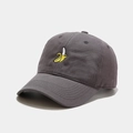 Gros plan sur casquette en coton gris avec broderie détaillée de banane jaune - M (56-58cm) / Gris