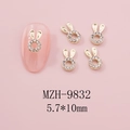 Detailansicht der 3D-Hasen-Nagelanhänger mit weißen Strasssteinen auf rosa Nägeln, 5,7x10mm - Gold Hohl Hasenohren Stil (9832)