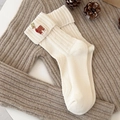 Naturweiße gerippte Weihnachtssocke mit Rentier-Stickerei auf Strickhintergrund - Creme Roter Hirsch / Einheitsgröße