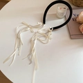 Dettaglio del cerchietto in tessuto nero con eleganti nastri color crema e nappe di perle - Cerchietto Nero Con Nappa a Fiocco Bianco Panna
