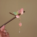 Detail of pink flower hair pin with green butterfly ornament and golden pearl tassels - Butterfly Tassel (S408)