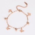 Detalle de pulsera de oro rosa con dijes de mariposa mate y cuentas de metal pulido - Oro rosa