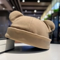 Détail du bonnet docker en maille kaki avec oreilles d'ours et boucle métallique latérale - Réglable / Khaki