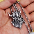 Collar colgante de calavera vikinga para hombre con casco de cuernos en plata antigua - Marte