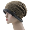 Detalle del gorro de punto marrón con forro polar gris grueso y etiqueta de logo negra - 56-61cm / Caqui