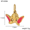 Dettaglio del ciondolo angelo dorato con ali in smalto rosso, dimensioni 1,1x1,5 cm - Ali Rosse