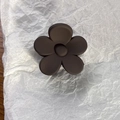 Pinza para el pelo con flor mate marrón para coleta alta sobre papel arrugado - Café Oscuro