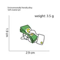Spilla smaltata con banconote in lega ecologica con dimensioni 2,9cm x 1,9cm - CC1106 Mano che tiene contanti