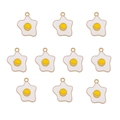 Lot de 10 breloques d'œufs sur le plat en métal doré avec détails en émail - Lot de 10 / Œuf au plat