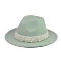 Detalle de sombrero fedora verde menta con cinta de satén blanco y adornos de perlas - Verde fruta