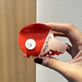 Detalle de la pinza de pelo con forma de raqueta de ping pong rosa y roja con sonrisa - Raqueta de ping pong roja