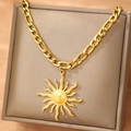 Gepolijste gouden zonnebloem hanger aan een Figaro ketting op een juwelendoosje - Gouden Zon Hanger Figaro Ketting / Goud