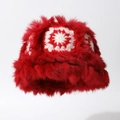 Plüschiger roter Kunstpelz-Fischerhut mit weißen Häkelmustern für wohlige Winterwärme - Einheitsgröße / Rot (Lion Dance)