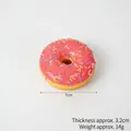 Modèle de donut en PU rose avec des vermicelles colorés sur un fond blanc uni - Rouge