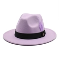 Chapeau fedora en feutre lavande avec ruban noir et plume pour un look britannique - Violet Taro