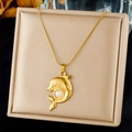 Elegante gouden dolfijn hanger ketting met parel op een beige satijnen juwelendoosje - Dolfijn Parel Ontwerp (N3467)