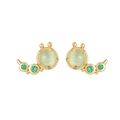 Detalle de pendientes de libélula dorados con piedra ojo de gato verde claro y gemas verdes - Caracol Verde (Chapado en Oro 18K)