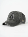 Dettaglio cappello baseball in cotone lavato antracite con ricamo vintage laterale - Nero