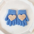 Warme hellblaue Strickhandschuhe für Kinder mit einem flauschigen Herz-Patch in Creme - Einheitsgröße (1-4J) / Blau