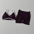 Zweiteiliges lila Yoga-Set mit Sport-BH und Booty-Shorts mit Push-up-Effekt - Traubenlila
