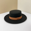 Klassieke zwarte wollen boaterhoed met een bruine grosgrain lintband, zijaanzicht - M(56-58cm) / Zwart